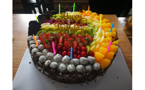 集體生日會，員工樂翻天