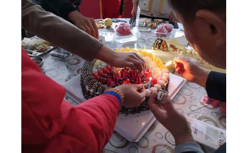 金秋十月，員工集體生日會(huì)送溫暖